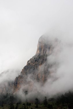 Türkiye 'de arka planda dağ zirveleri olan bir manzaranın üzerinden geçen bulutlar. Dağların ve sıradağların manzarası. Türkiye 'de dağcılık. Dedegol. Türkiye.
