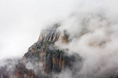 Türkiye 'de arka planda dağ zirveleri olan bir manzaranın üzerinden geçen bulutlar. Dağların ve sıradağların manzarası. Türkiye 'de dağcılık. Dedegol. Türkiye.