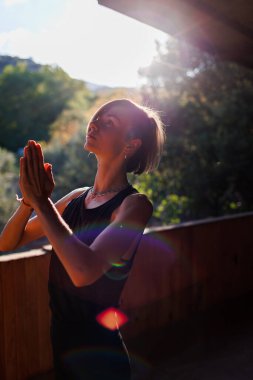Yakın plan. Yogadan sonra kısa saçlı ve boynunda mücevherlerle çekici bir genç kızın portresi. Sokakta yoga dersleri. sağlık ve güç kavramı.