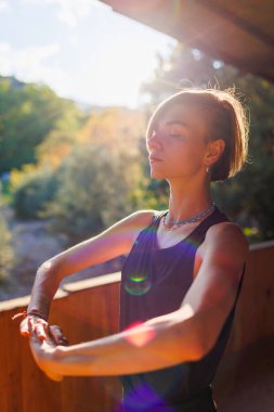 Sabah parkında yoga yapan güzel bir kadın. Açık havada sağlıklı yaşam tarzı kavramı. Spor. Doğa portresi yapan kadın egzersiz yapıyor. Sağlıklı yaşam tarzı.
