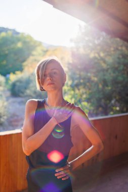 Sabah parkında yoga yapan güzel bir kadın. Açık havada sağlıklı yaşam tarzı kavramı. Spor. Doğa portresi yapan kadın egzersiz yapıyor. Sağlıklı yaşam tarzı.