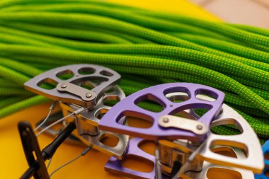 tırmanma ekipmanı. Camalot ve ip. Dağcılık sırasında sigorta düzenlemek için gerekli ekipman. dağcılık ve tırmanma.