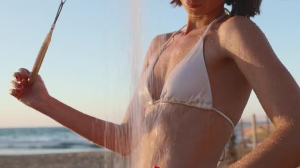 Attraktive Junge Frau Weißen Badeanzug Die Nach Dem Schwimmen Meer — Stockvideo