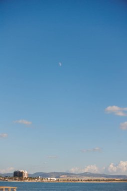 Akko 'nun panoramik görüntüsü (Acre), Akdeniz kıyısındaki güzel şehir manzarası ve plajı, İsrail' i dolaşır..