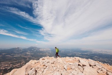 Yürüyüşe çıkmış sırt çantalı bir kız. Dağlarda macera. Sırt çantasıyla yürüyüş. Yüksek dağlarda sırt çantalı bir kız. Kaya tırmanışı ve dağcılık konsepti. Türkiye.