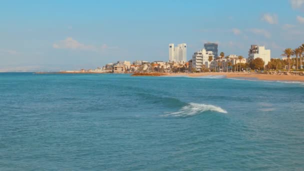 在以色列境内游览的海法海滩 美丽的城市景观和地中海沿岸的巴特加利姆海滩 — 图库视频影像