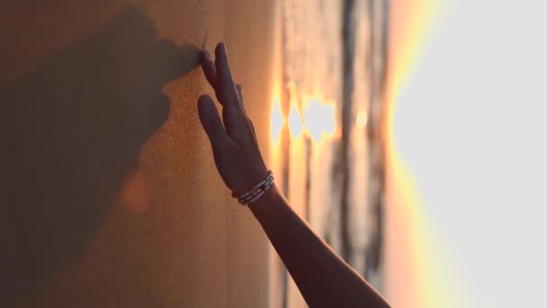 Vertikální Výstřel Dívka Čerpá Mokrého Pobřežního Písku Ženská Ruka Přejíždí — Stock video