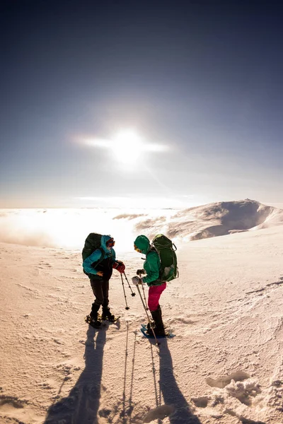 Turyści Podróżują Razem Góry Zimą Dwie Dziewczyny Ośnieżone Góry Wędrówki — Zdjęcie stockowe