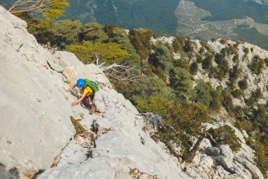 Dağcı kayalık tepe boyunca gider. Dağlara tırmanan bir kız. Macera konsepti ve dağlarda yürüyüş. Türkiye.