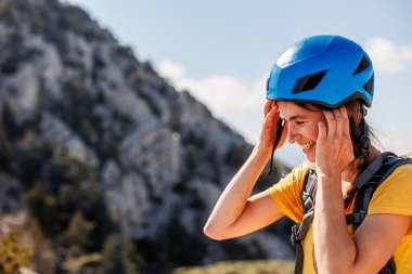 Kız dağcılık ve tırmanma için bir kask takıyor. Ekstrem sporlarda güvenlik. Açık hava sporları. macera ve aktif yaşam tarzı.