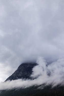 Dağ manzarası. Dağların üzerinden yağmur bulutları yağıyor. Dağlarda kötü hava. Türkiye.