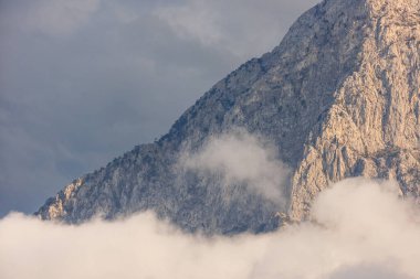 Dağ manzarası. Bulutların arka planına karşı dağ. Dağın altındaki bulutlar. Türkiye.