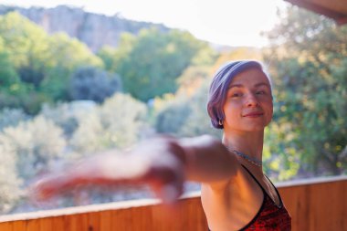 Genç atletik kadın antrenör yoga eğitmeni bireysel antrenman yapıyor. Denge pozisyonu, modern spor salonu, sağlıklı yaşam tarzı konsepti. Doğada spor.