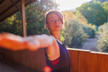 Kadınlar güzel bir vücutta sağlık ve zihin kontrolü için yoga egzersizleri yaparlar. Açık hava idman konsepti