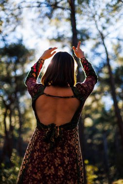 Genç ve güzel bir dansçının portresi. Doğa manzaraları arasında dikkatle pratik yapıyor. Genç ve güzel bir kız ormanda ağaçların arasında dans edip şarkı söylüyor. Kız doğayla baş başa..