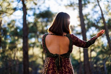 Genç ve güzel bir dansçı, doğal manzaralar arasında dikkatle pratik yapıyor. Genç ve güzel bir kız ormanda ağaçların arasında dans edip şarkı söylüyor. Kız doğayla baş başa..