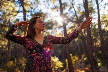 Genç ve güzel bir dansçı, doğal manzaralar arasında dikkatle pratik yapıyor. Genç ve güzel bir kız ormanda ağaçların arasında dans edip şarkı söylüyor. Kız doğayla baş başa..