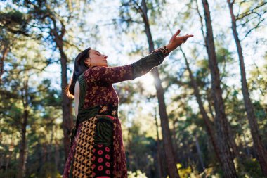 Doğayla baş başa bir kız. Doğal manzaraların arasında genç ve güzel bir kız. Genç ve güzel bir kız ormanda ağaçların arasında dans edip şarkı söylüyor..