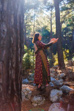 Doğayla baş başa bir kız. Doğal manzaraların arasında genç ve güzel bir kız. Genç ve güzel bir kız ormanda ağaçların arasında dans edip şarkı söylüyor..