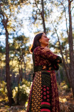 Doğayla baş başa bir kız. Doğal manzaraların arasında genç ve güzel bir kız. Genç ve güzel bir kız ormanda ağaçların arasında dans edip şarkı söylüyor..