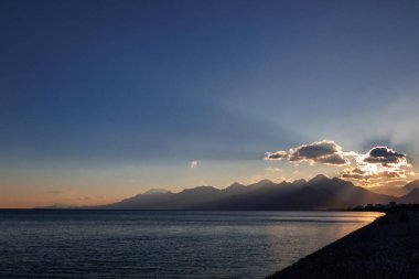 Panoramik günbatımı manzarası ve pitoresk plaj. Antalya. Türkiye.