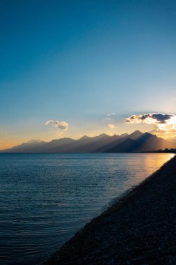 Panoramik günbatımı manzarası ve pitoresk plaj. Antalya. Türkiye.