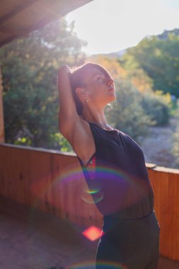 Kadınlar güzel bir vücutta sağlık ve zihin kontrolü için yoga egzersizleri yaparlar. Açık hava idman konsepti