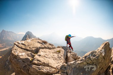 Dağlarda yürüyüş. Sırt çantalı bir kız dağ sıralarında yürüyor. Tırmanış ve dağlarda yürüyüş..