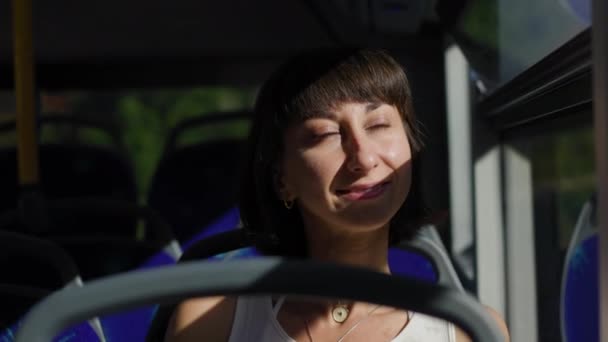 小女孩乘公共汽车旅行 笑着坐在公共汽车上的年轻女子 在车上的女孩 — 图库视频影像
