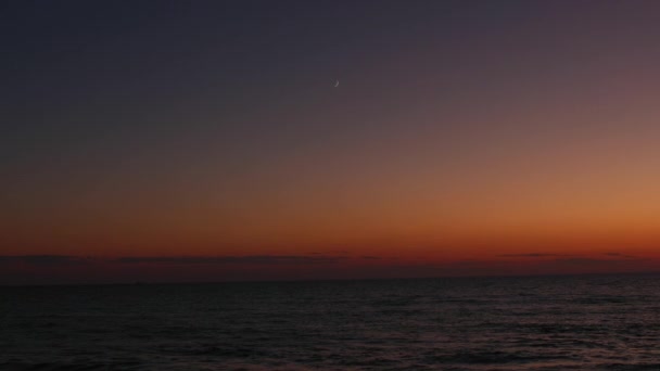 新しい月と海のビーチで日没後の夏の夕方 美しい風景 — ストック動画