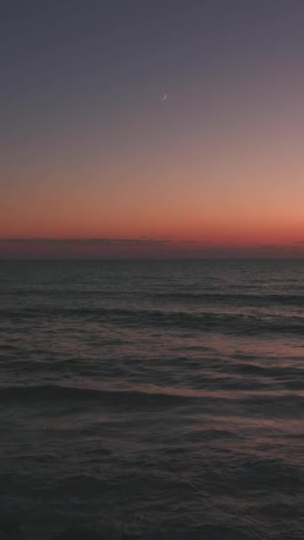 Noite Verão Após Pôr Sol Praia Mar Com Uma Lua — Vídeo de Stock
