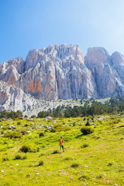 Gezgin çocuk. Sırt çantalı bir turist dağ yolunda yürüyor. Yürüyüş ve aktif sağlıklı yaşam tarzı. çocuklarla macera tatili.