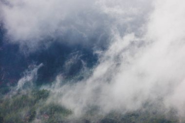 Dağ manzarası. Ormanın üzerinde yağmur bulutları. Ormana yağmur yağıyor. Türkiye.