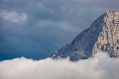 Dağ manzarası. Bulutların arka planına karşı dağ. Dağın altındaki bulutlar. Türkiye.