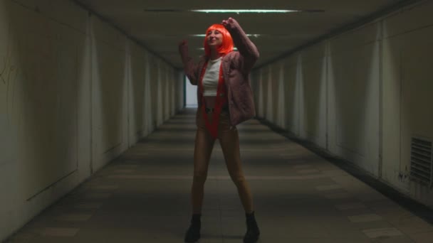 Стильная Молодая Женщина Оранжевыми Волосами Танцует Ночном Клубе Музыка Танцы — стоковое видео