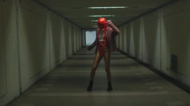 Modaya uygun parti kızı. Gece kulübünde dans eden güzel bir genç kadın. Konserde müzik, dans ve kadınlarla parti..