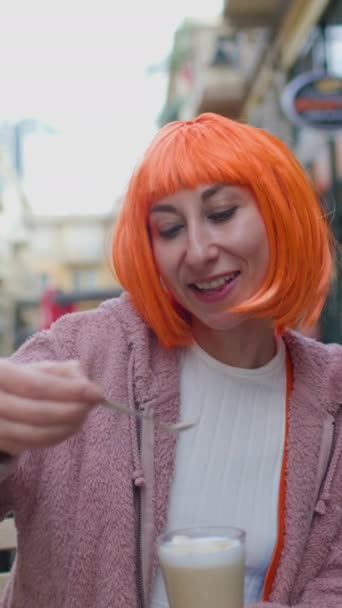 Κάθετη Βολή Νεαρή Όμορφη Ευτυχισμένη Γυναίκα Πορτοκαλί Μαλλιά Απολαμβάνει Καπουτσίνο — Αρχείο Βίντεο