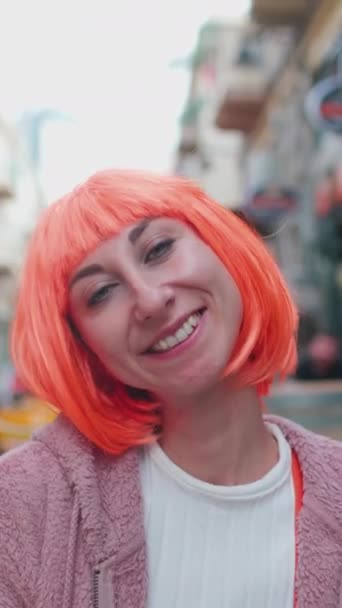 Pionowy Strzał Młoda Dziewczyna Pomarańczowymi Włosami Mieście Kobieta Futurystycznym Garniturze Klip Wideo