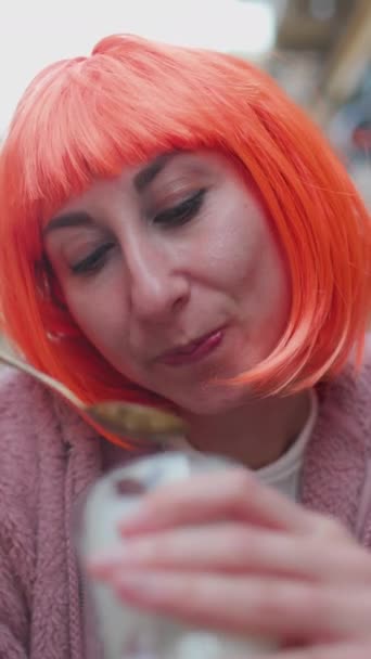 Pionowy Strzał Młoda Dziewczyna Pomarańczowymi Włosami Futurystycznymi Ubraniami Lubi Cappuccino Wideo Stockowe bez tantiem