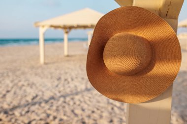 Kırık bir şapka sahildeki bir direkte asılı duruyor. Kumsalda dinlenmek..