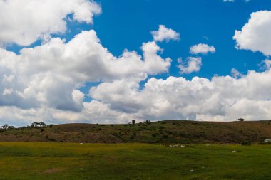 Güzel renkli bir manzara. Dağ manzarası ve bulutlar. Doğada aktif eğlence..
