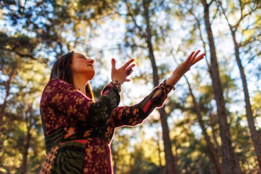 Genç ve güzel bir dansçı, doğal manzaralar arasında dikkatle pratik yapıyor. Genç ve güzel bir kız ormanda ağaçların arasında dans edip şarkı söylüyor. Kız doğayla baş başa..