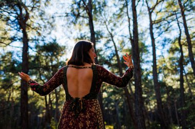 Doğayla baş başa bir kız. Doğal manzaraların arasında genç ve güzel bir kız. Genç ve güzel bir kız ormanda ağaçların arasında dans edip şarkı söylüyor..