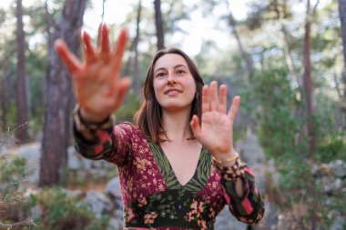 Doğayla baş başa bir kız. Doğal manzaraların arasında genç ve güzel bir kız. Genç ve güzel bir kız ormanda ağaçların arasında dans edip şarkı söylüyor..