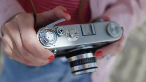 カメラを持った女の子 フィルムカメラを持ったスタイリッシュな女の子 フィルムカメラを閉じる アドベンチャーと旅行 — ストック動画