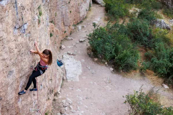 Klettert Das Mädchen Den Felsen Hinauf Der Bergsteiger Trainiert Den Stockbild