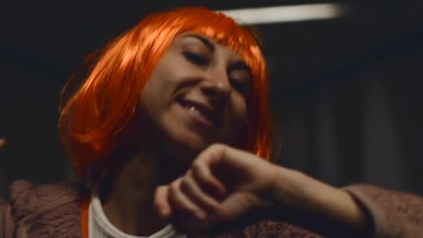 Dziewczyny Tańczą Stylowa Młoda Kobieta Pomarańczowymi Włosami Tańczy Klubie Nocnym Wideo Stockowe