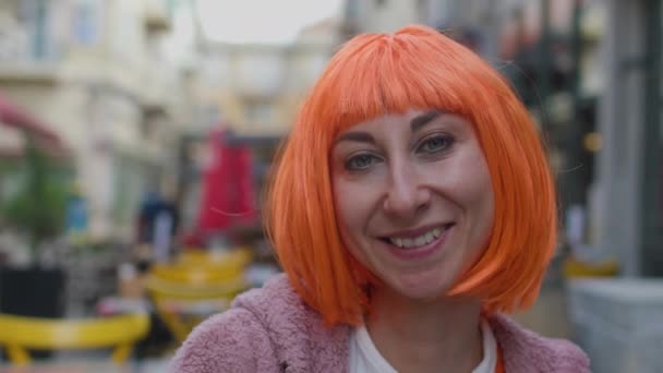 Piękna Dziewczyna Stylowych Ubraniach Pomarańczowymi Włosami Wesoła Młoda Kobieta Uśmiechnięta Klip Wideo