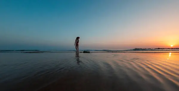 Glückliches Mädchen Strand Bei Sonnenuntergang Silhouette Einer Frau Die Strand Stockfoto