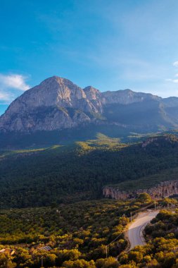 Güzel renkli bir manzara. Dağ manzarası ve Türkiye 'nin Geyikbayiri kentinde kaya tırmanışı için ünlü bir yer olan uçurumlar. Aktif eğlence ve açık hava eğlencesi